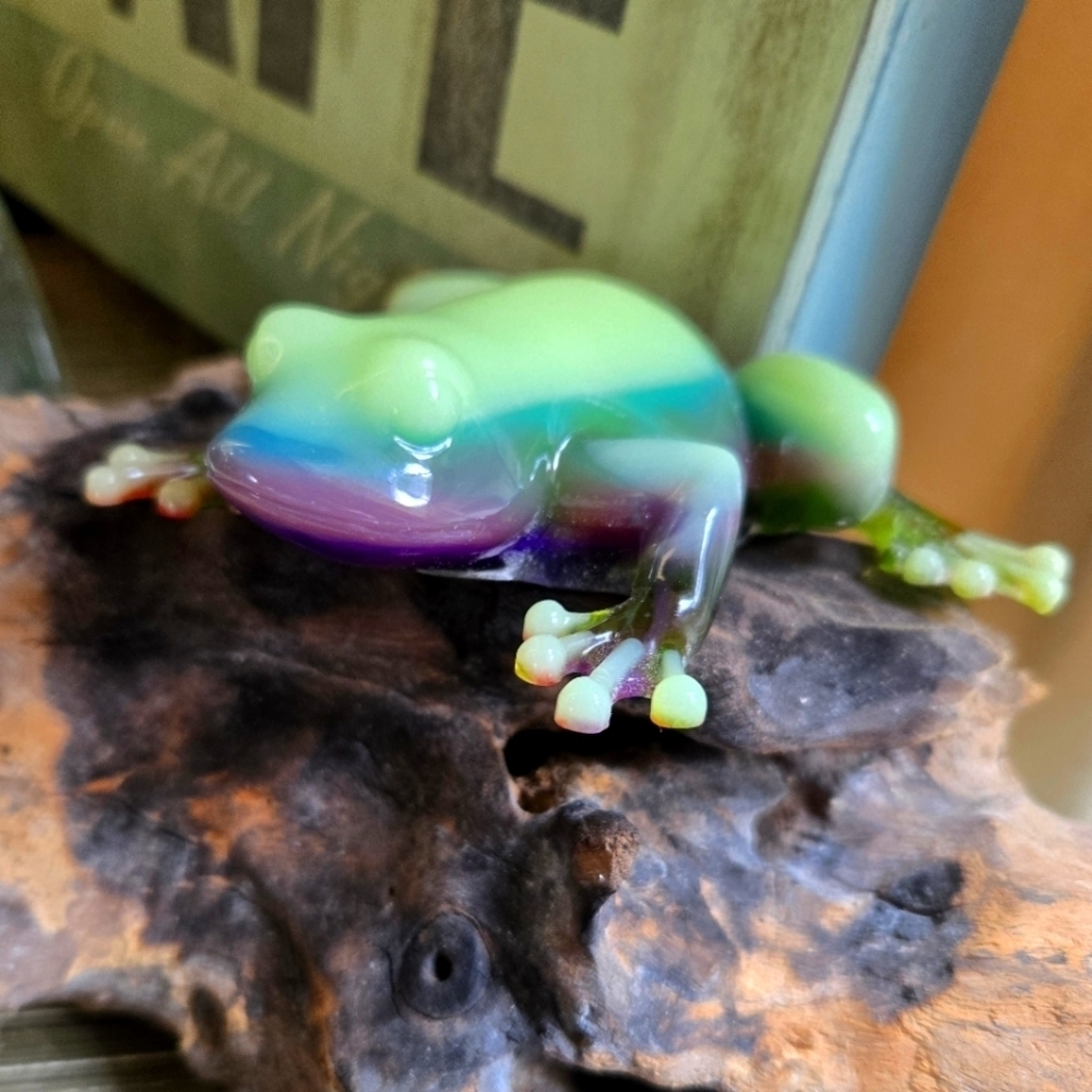 Lucky Tree Frog Hand Crafted - Picture 2 of 13